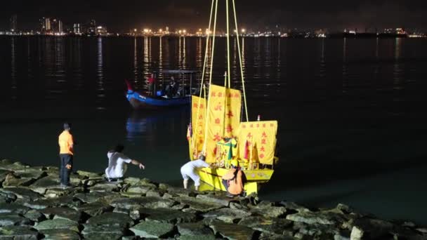 マレーシア ペナン州ジョージタウン2022年10月4日 九神祭の最終日に黄色い船が海に送り返すクレーンを使う — ストック動画
