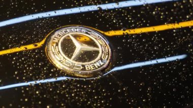 Juru, Penang, Malezya - 08 Ekim 2022: Yağmur sırasında yağmur taneleri gövdesinde odaklanmış Mercedes Benz logosu seçin