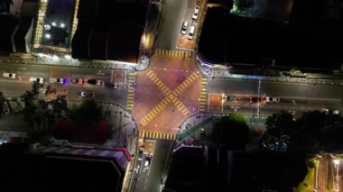 Georgetown, Penang, Malezya - 10 Ekim 2022: Gökyüzü yukarıdan aşağı görüş aracı geceleyin Jalan Yüzbaşı Keling ve Jalan Chulia 'ya hareket ediyor
