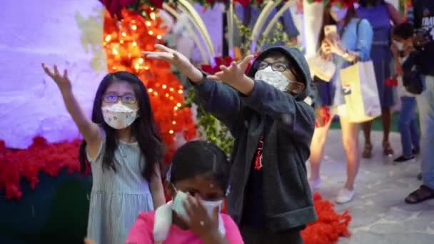 Georgetown Penang Malaysia Dec 2021 Excited Kids Feel Artificial Snow — Stock Video
