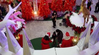 Bayan Lepas, Penang, Malezya - 26 Aralık 2021: Üst Manzara Noel Baba ve Santarina Şeker Verin ve alışveriş merkezinde fotoğraf çekin