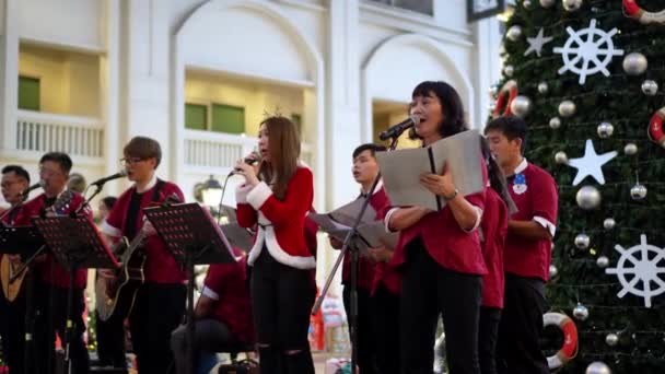 Georgetown Penang Malaysia Dec 2021 Choir Performance Stage Christmas Tree — Stock Video