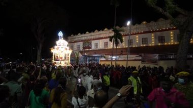 Georgetown, Penang, Malezya - 19 Ocak 2022: Gece inekler tarafından çekilen gümüş savaş arabası