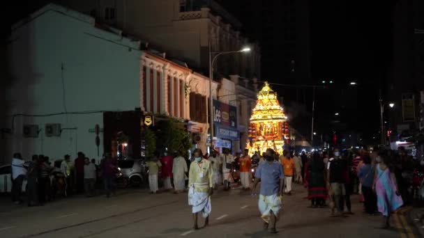 2022年1月19日 マレーシア ペナン州ジョージタウン 夜の街中で金の馬車と共に歩く信者がタイ プッサムを祝う — ストック動画