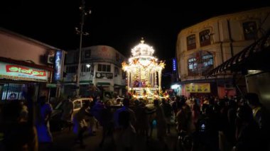 Georgetown, Penang, Malezya - 19 Ocak 2022: İnekler tarafından çekilen gümüş savaş arabası Küçük Hindistan 'a gece ilerledi