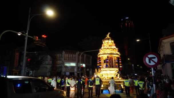 マレーシア ペナン州ジョージタウン2022年1月19日 自動車に牽引された金の馬車が路上で警察に追跡される — ストック動画