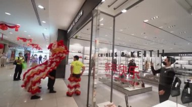 Gurney, Penang, Malezya - 08 Şubat 2022 Kızıl Aslan Dansı Charles ve Keith 'i kutsa