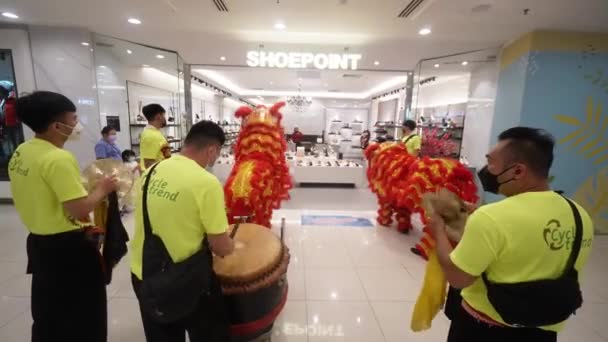 Гурней Пенанг Малайзия Февраль 2022 Красный Лев Танцует Магазине Обуви — стоковое видео