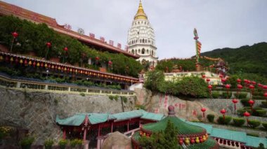 Ayer Itam, Penang, Malezya - 26 Şubat 2022: Kek Lok Si tapınağının mimarisini aşağı eğ