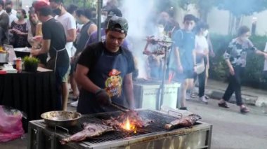 Gurney, Penang, Malezya - 28 Ağustos 2022: Hawker yemek festivalinde koyun etini kızart