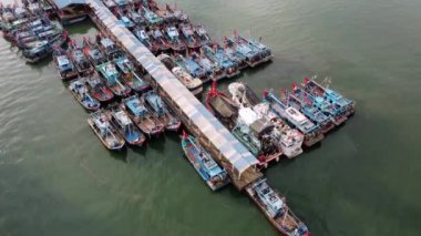 Batu Maung, Penang, Malezya - 30 Ağustos 2022: İskelede sıra sıra uçan balıkçı teknesi parkı