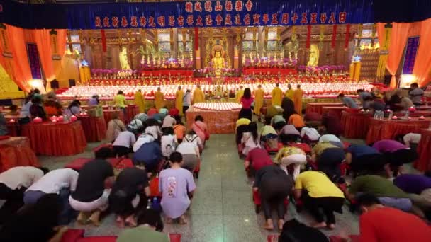 マレーシア ペナン島のAyer Itam 2022年2月27日 高角度中国の信者はKek Lok Si寺院で祈る — ストック動画