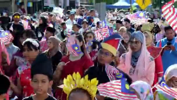 Georgetown Penang Malajzia Aug 2022 Malajziai Gyerekek Etnikai Jelmezben Integetnek — Stock videók