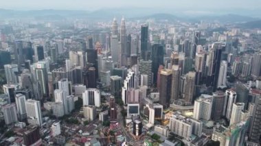 Bukit Bintang, Kuala Lumpur, Malezya - 11 Eylül 2022: Gökyüzü manzaralı Kuala Lumpur İkiz Kulesi, KL Kulesi ve şehirdeki gökdelen