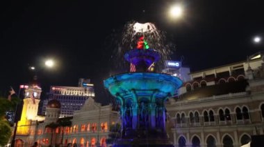 Bukit Bintang, Kuala Lumpur, Malezya - 11 Eylül 2022: Geceleri Dataran Merdeka 'daki güzel çeşmenin izini sürmek