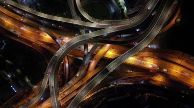 Damansara, Kuala Lumpur, Malezya - Kasım 04 2022: DASH otobanındaki yoğun trafikten aşağıya bakan havadan tepeden aşağıya bakış