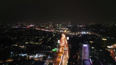 Damansara, Kuala Lumpur, Malezya - 04 Kasım 2022: Damansara kasabasında gece araba yolu
