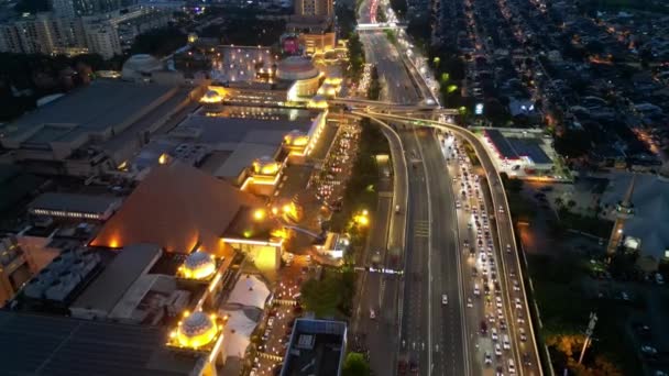 马来西亚吉隆坡Petaling Jaya 2022年11月10日 空中俯瞰前方高速公路Sunway Pyramid的车流 — 图库视频影像