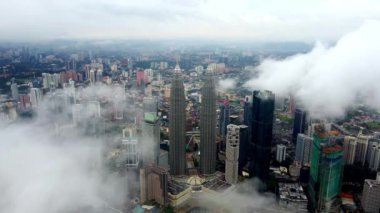 Bukit Bintang, Kuala Lumpur, Malezya - 12 Kasım 2022: KLCC 'ye doğru alçak bulut sisli bir günde uçmak