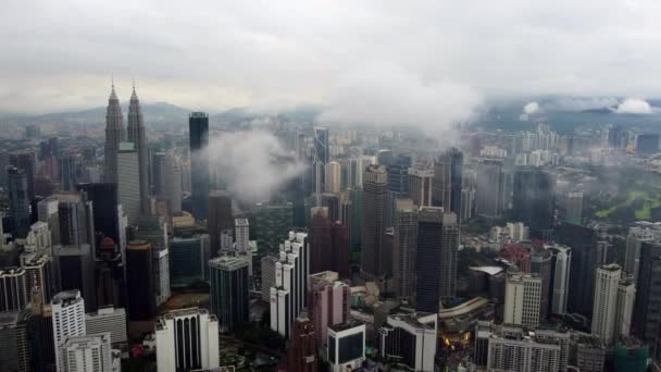 マレーシアのクアラルンプール ブキッ ビンタン 2022年11月12日 Kl市の空中ビュー低霧雲 — ストック動画