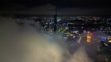 Bukit Bintang, Kuala Lumpur, Malezya - 12 Kasım 2022: Düşük sis bulutunun üzerinden PNB 118 'e doğru uçtu