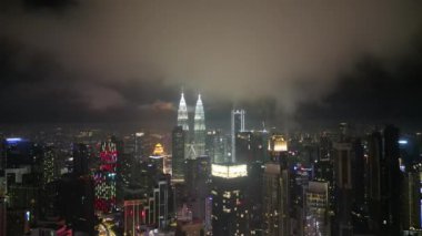 Bukit Bintang, Kuala Lumpur, Malezya - 12 Kasım 2022: Düşük bulut gecesinde Pavalion alışveriş merkezine doğru uçtu