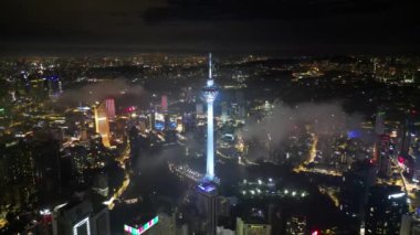 Bukit Bintang, Kuala Lumpur, Malezya - 12 Kasım 2022: İHA KL kulesi gece aydınlandı