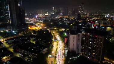 Bukit Bintang, Kuala Lumpur, Malezya - 12 Kasım 2022: İHA gece KL kentindeki otoyolda araç trafiği vurdu