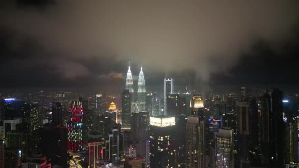 ブキッ ビンタン クアラルンプール マレーシア 2022年11月12日 低雲の夜にパバリオンショッピングモールに向かってドローンショットフライ — ストック動画