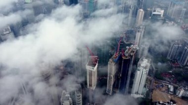 Bukit Bintang, Kuala Lumpur, Malezya - 13 Kasım 2022: İHA, KL şehrindeki gökdelen binasında sabah alçak bulutu vurdu