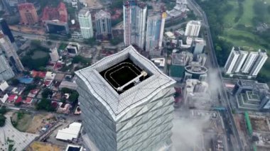 Bukit Bintang, Kuala Lumpur, Malezya - 13 Kasım 2022: TRX 106 Tun Razak Borsası ve çevresindeki şehrin havadan dönen tepesi