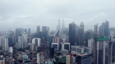 Bukit Bintang, Kuala Lumpur, Malezya - 13 Kasım 2022: Düşük sisli Bukit BIntang bulutunun üzerinden İHA atışı