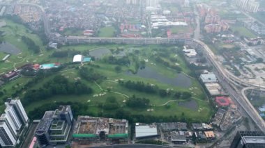 Bukit Bintang, Kuala Lumpur, Malezya - 13 Kasım 2022: Kraliyet Selangor Golf Kulübü üzerinde hava kayması