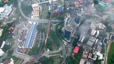 Bukit Bintang, Kuala Lumpur, Malezya - 13 Kasım 2022: KL kasabasında havadan yukarıdan aşağıya görünüm LRT hareketi