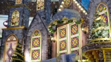 Kalenin arka planına sahip beyaz sahte karı tarıyorum.