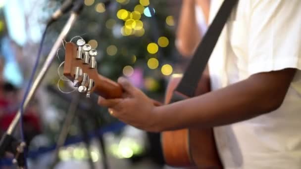 Zamknij Rękę Trzymać Gitarę Grać Piosenkę Okrągły Doprowadziły Światła Bokeh — Wideo stockowe