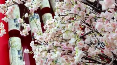 Japonya dekorasyonunun arka planına sahip beyaz yapay çiçek