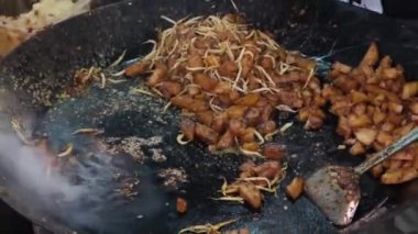 Char kuey kak Fried Rice Cake sokak yemekleri hazırlığı. Lezzetli Malezya sokak yemekleri