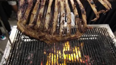 Kavrulmuş koyun eti iskeleti yanmış kömürde Kambing Golek. Lezzetli Malezya sokak yemekleri
