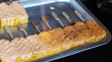 Tamago Mentaiyaki yemeği pişirmek için gaz ocağı kullanılıyor.