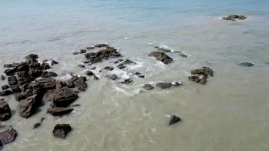 Yavaş hareket eden deniz dalgası kayaya çarptı.