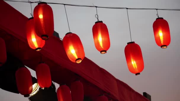 Japonsko Osvětlené Lucerny Dekorace Poblíž Vedl Světlo Během Bon Odori — Stock video