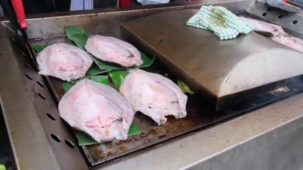 油はバナナの葉で焼き魚に注ぐ おいしい屋台料理 — ストック動画