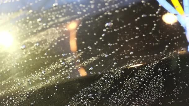 빗방울을 자동차 유리에 초점을 맞추고 차체를 밀어내는 선택하 — 비디오