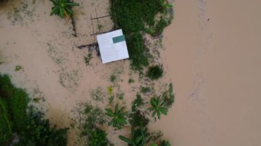 Banliyöde havadan yukarıdan aşağıya doğru sel baskını