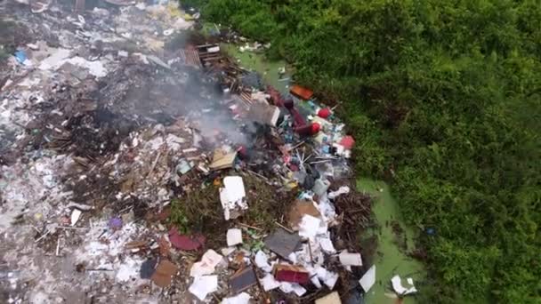 Naiki Udara Melihat Bawah Area Pembuangan Sampah Terbakar — Stok Video