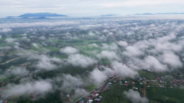 Luftaufnahme Weiße Wolke Über Traditionellem Malaiischen Dorf — Stockvideo