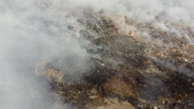 Çöp sahasında hava manzaralı yangın çıktı