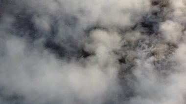 Arazi yakma yangınından çıkan hava dumanı