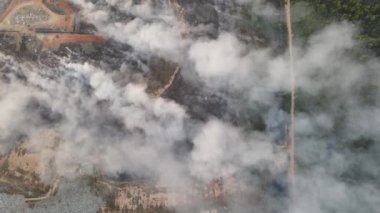 Havadan kayma, yanan atık sahasına bak.